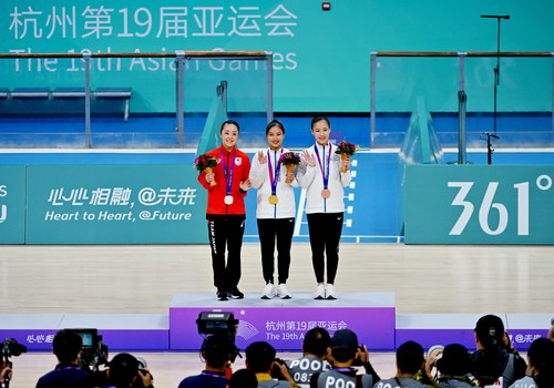2    10月7日,，冠軍中國臺北選手洪筱晴（中）、亞軍日本選手藤倉美喜（左）,、季軍中國臺北選手張致如在頒獎臺上,。