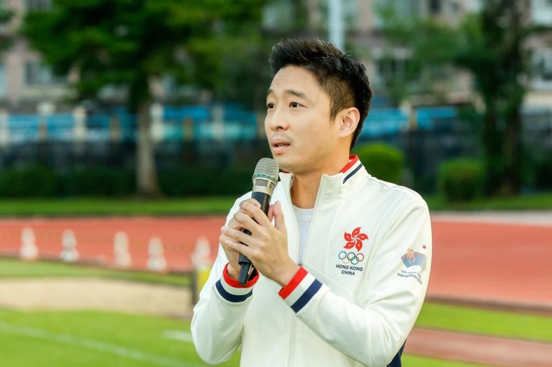 圖為中國(guó)香港足球總會(huì)主席霍啟山先生在開(kāi)球儀式上發(fā)表講話