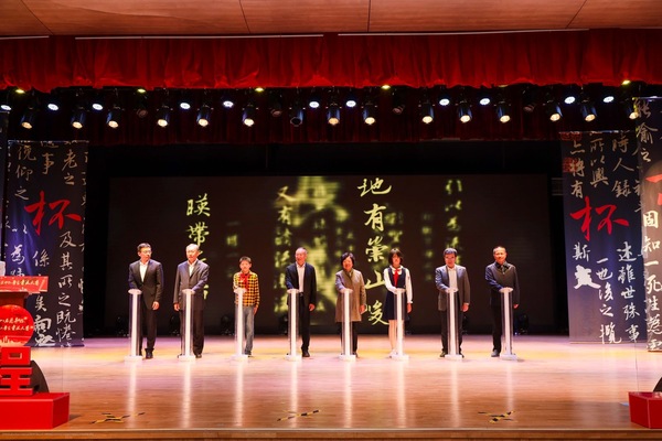 3領(lǐng)導(dǎo),、專家和學(xué)生代表啟動獲獎作品巡展