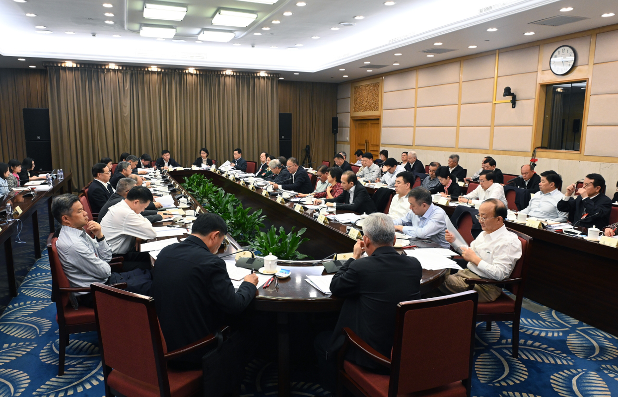 全國政協(xié)十四屆常委會第四次會議進行專題分組討論