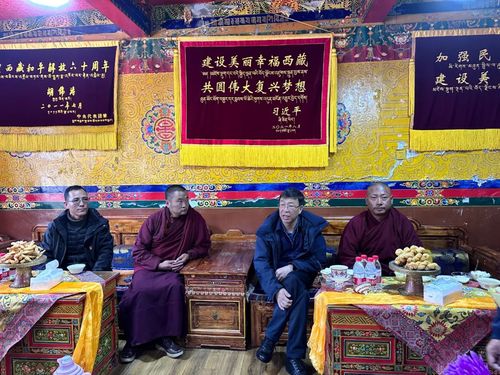 △10月16日至17日,，西藏自治區(qū)政協(xié)黨組副書記、副主席孟曉林赴聯(lián)系點(diǎn)那曲市色尼區(qū)調(diào)研基層黨建,、產(chǎn)業(yè)發(fā)展等工作,。