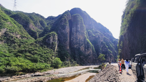 圖為9月1日,，九三學(xué)社社員企業(yè)中建文旅吳宜夏大師團(tuán)隊(duì)赴109國道沿線及永定河周邊受災(zāi)現(xiàn)場調(diào)研,。