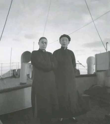 △1948年11月,，馬敘倫（左）與郭沫若于所乘“華中號”。