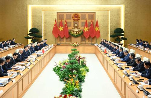 3當(dāng)?shù)貢r(shí)間12月13日上午,，國家主席習(xí)近平在河內(nèi)政府駐地會(huì)見越南總理范明政。新華社記者 申宏 攝