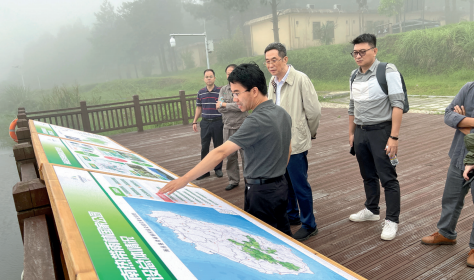 2022 年 5 月 17— 19  日,，連介德（左二）在海南省保亭縣海南熱帶雨林國家公園開展推 動生態(tài)產(chǎn)品價值實現(xiàn)的課題調(diào)研