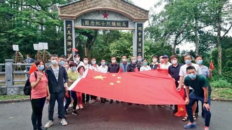 2021 年 6 月,，姚志勝（后排左六）組織香港統(tǒng)促總會(huì)舉辦“緬懷抗日英雄學(xué)習(xí)愛國歷 史”活動(dòng)。