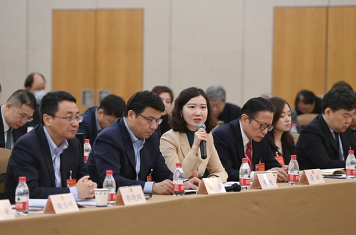強化教育科技人才支撐,，加快建設(shè)國際科技創(chuàng)新中心屆別聯(lián)組座談會上發(fā)言。