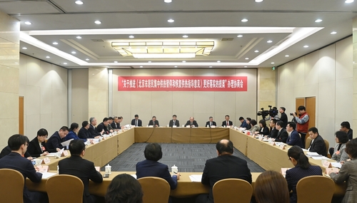 1月23日下午，正在舉行的北京市政協(xié)十四屆二次會(huì)議上,，兩場(chǎng)提案辦理協(xié)商會(huì)舉行,。兩場(chǎng)提案協(xié)商會(huì)分別聚焦居民暫停和恢復(fù)供熱、社會(huì)化托育機(jī)構(gòu)轉(zhuǎn)普惠主題,，委員們與多個(gè)委辦局面對(duì)面提問(wèn)題,、擺現(xiàn)狀、談舉措,，共同推進(jìn)提案更好地落實(shí),，探討相關(guān)問(wèn)題解決的路徑。