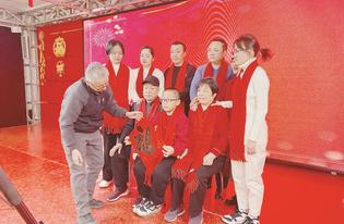 “拍全家福，我很開心”