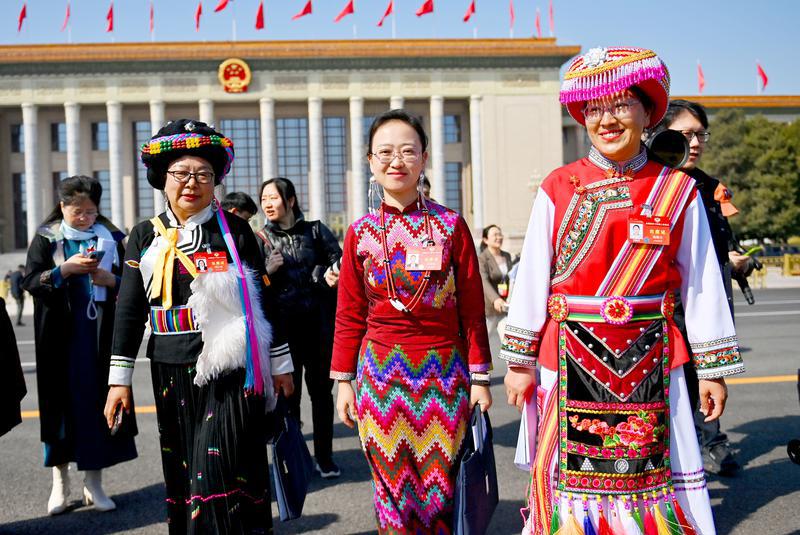 堅定各民族團結一心,，共同履職為民的信心