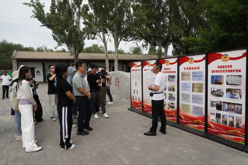 記者團(tuán)在霍城縣伊犁將軍府了解夏永成委員工作室筑牢中華民族共同體意識(shí),、倡議推動(dòng)歷史文物保護(hù)傳承工作,。