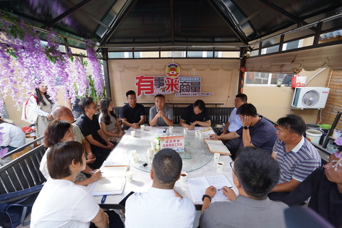 在阜康市三工河鄉(xiāng)山坡中心村協(xié)商小院中，經(jīng)濟界別流動委員工作室協(xié)商活動助力鄉(xiāng)村振興