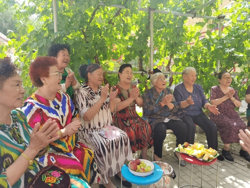 沙尼汗委員在沙尼汗居家養(yǎng)老服務中心與老人們一起唱歌