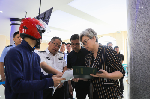 2023年8月30日，李萌嬌（右一）在交管局車管所調(diào)研公安交管服務(wù)項(xiàng)目,。 （圖片由受訪者提供）