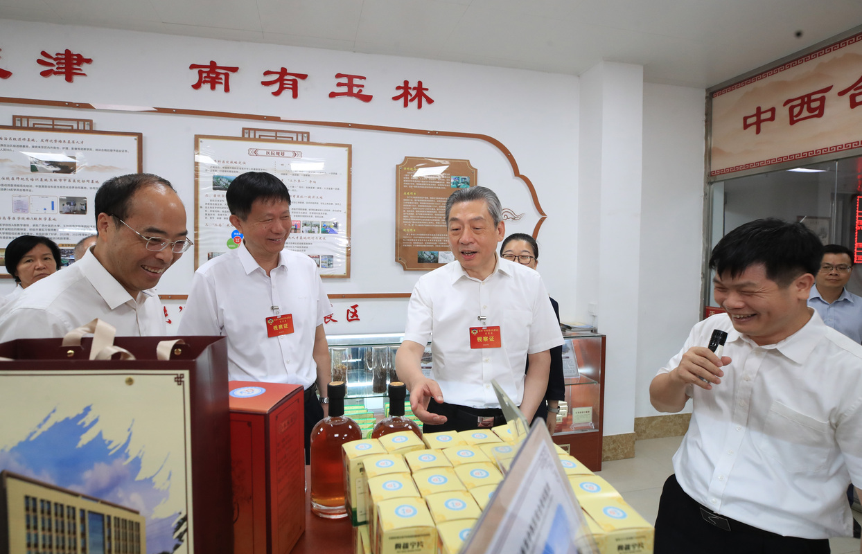   廣西壯族自治區(qū)政協(xié)常委視察團(tuán)圍繞“深化區(qū)域合作,，推動廣西中醫(yī)藥產(chǎn)業(yè)高質(zhì)量發(fā)展”開展監(jiān)督性視察