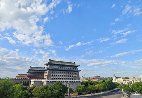 藍(lán)天白云下的毛主席紀(jì)念堂、正陽(yáng)門城樓,、正陽(yáng)門箭樓（左至右,，5月31日攝）。新華社記者 陳曄華 攝