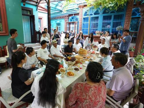 △在伊寧市六星街社區(qū)一家民宿小院里，一場(chǎng)“奶茶議事會(huì)”正在進(jìn)行,。