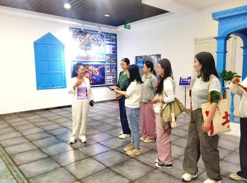 △伊寧市政協(xié)黨組成員,、副主席蘇娉在接受記者采訪,。