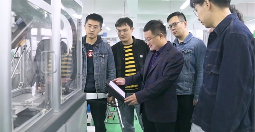 丁華鋒（左三）給研究生講解機器人設(shè)計和控(5324798)-20240911074001