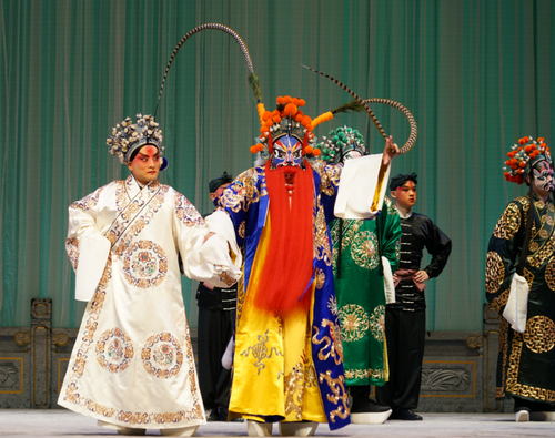 衣麟在《拜山》中飾演黃天霸（左）,、舒桐飾演竇爾墩  朱宏攝