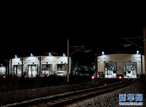 凌晨的廣州東動(dòng)車運(yùn)用所檢修庫(kù),。新華網(wǎng)發(fā) （謝榮浩 攝）