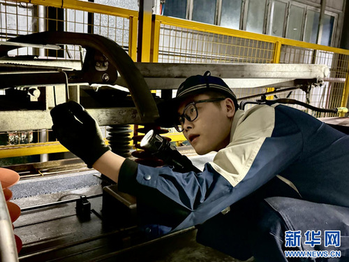 廣州東動(dòng)車運(yùn)用所檢修班組長(zhǎng)丁帥檢查動(dòng)車組高壓設(shè)備,。新華網(wǎng)發(fā) （謝榮浩 攝）