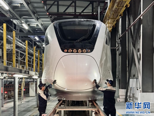 廣州東動(dòng)車運(yùn)用所機(jī)械師進(jìn)行一級(jí)修作業(yè),。新華網(wǎng)發(fā) （謝榮浩 攝）