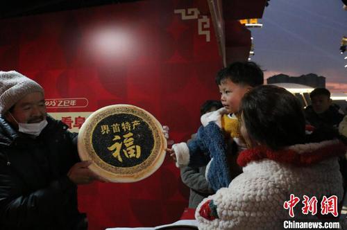 1月13日傍晚,，在安徽阜陽市阜南縣舉行的“文旅惠民促消費(fèi) 歡歡喜喜過大年”2025年春節(jié)安徽文旅主題活動(dòng)暨阜陽“千集百會(huì)促消費(fèi)”活動(dòng)現(xiàn)場(chǎng),，來自界首市的特產(chǎn)福字“壯饃”，受到市民歡迎,。劉浩 攝
