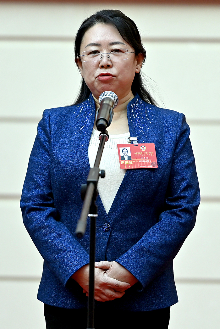 自治區(qū)政協(xié)委員,、通遼市科爾沁區(qū)副區(qū)長楊秀媛