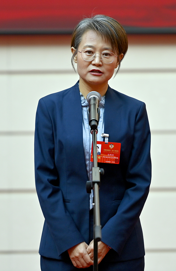 自治區(qū)政協(xié)委員,、自治區(qū)精神衛(wèi)生中心心理危機(jī)干預(yù)科主任趙鵬程