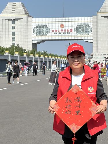 ▲ 杜明燕在滿洲里口岸參加委員履職“服務為民”活動。