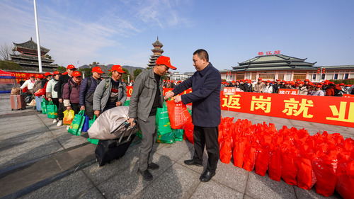 “點(diǎn)對(duì)點(diǎn)”暖心專列再啟程(6328216)-20250214083842