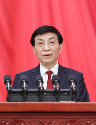 3月4日下午，中國人民政治協(xié)商會議第十四屆全國委員會第三次會議在北京人民大會堂開幕,。這是全國政協(xié)主席王滬寧代表政協(xié)第十四屆全國委員會常務(wù)委員會,，向大會報告工作。新華社記者 劉衛(wèi)兵 攝