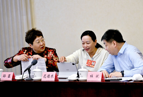 孫蓉委員（左一）、花德米委員（中）和杜斌(6581520)-20250306172923