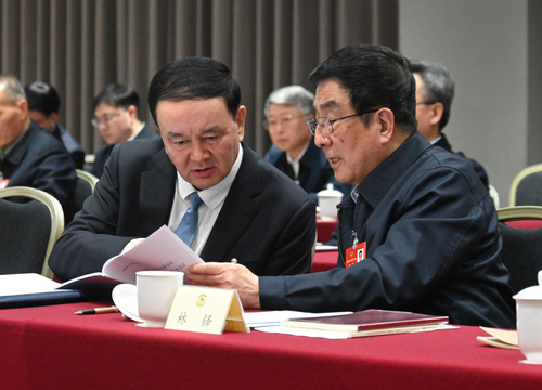 小組討論會間隙,，努爾蘭.阿不都滿金委員與(6599847)-20250306173804