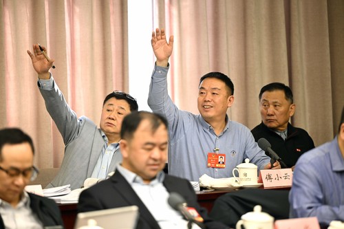 3月6日，在醫(yī)衛(wèi)界小組討論會(huì)上，委員們圍(6603348)-20250306193442