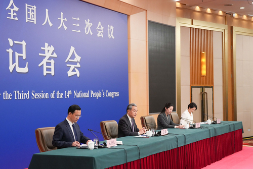 王毅回答中外記者提問(wèn)