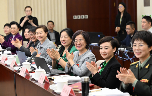 在婦聯(lián)界小組討論會(huì)上，委員們積極建言獻(xiàn)策(6627338)-20250308082125