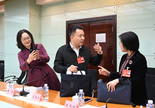 在民建界別小組討論會后,，付誠委員（中）與(6627610)-20250308083754