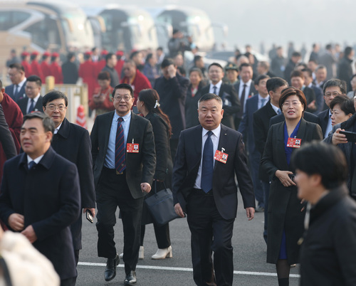 圖為委員們步入會場,。(6681906)-20250309191300
