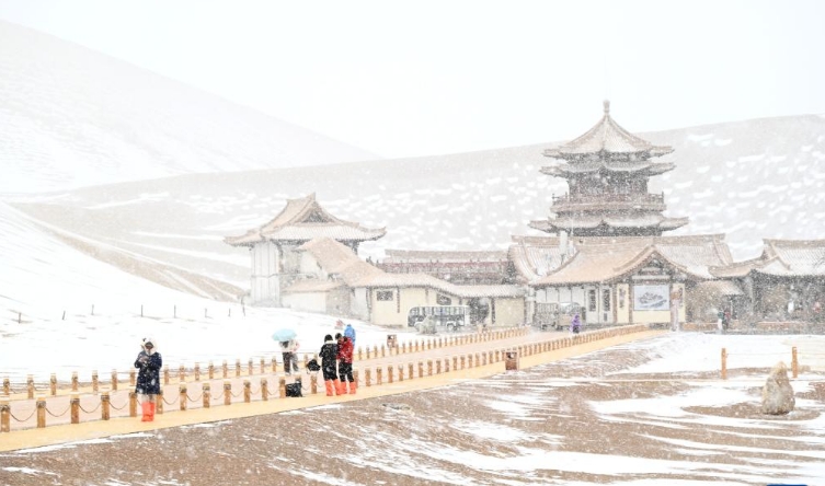春雪潤鳴沙 月泉景如畫