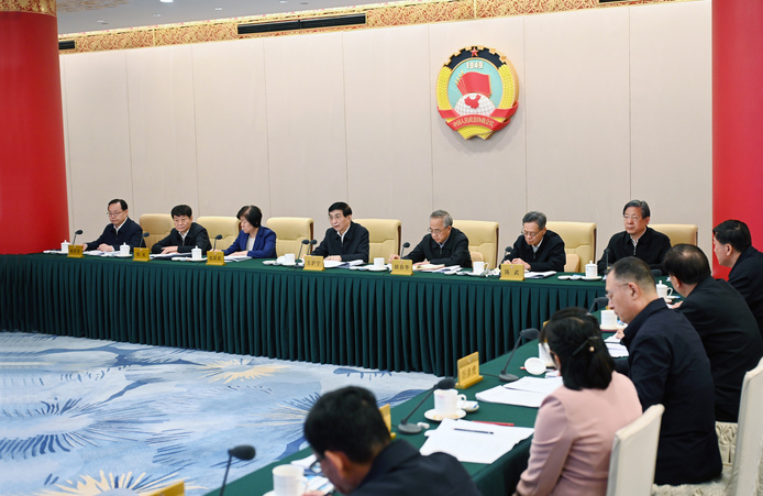 全國(guó)政協(xié)召開(kāi)遠(yuǎn)程協(xié)商會(huì) 圍繞“完善全民健身公共服務(wù)體系”協(xié)商議政 王滬寧主持