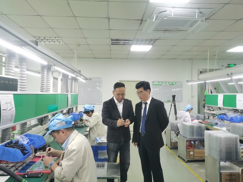 全國政協(xié)委員王理宗（右）在民營企業(yè)調(diào)研,。