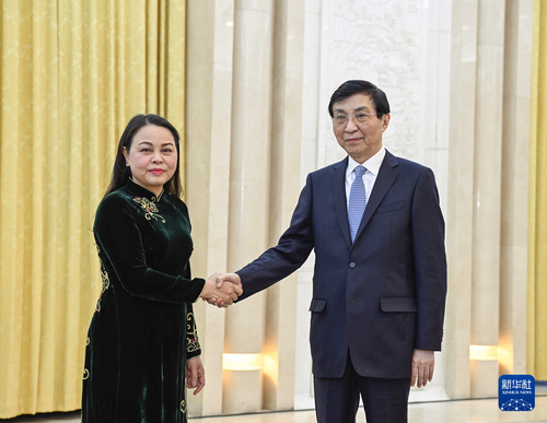 4月24日,，中共中央政治局常委,、全國政協(xié)主席王滬寧在北京會見越共中央委員、越南祖國陣線中央副主席兼秘書長阮氏秋荷,。新華社記者 張領(lǐng) 攝