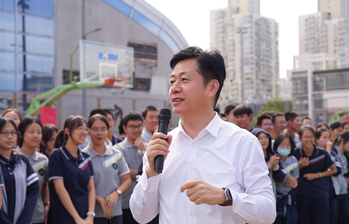 守護(hù)“會發(fā)光”的成長