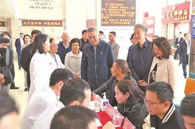 調(diào)研組一行在安龍縣人民醫(yī)院考察調(diào)研,。民進(jìn)中央 供圖