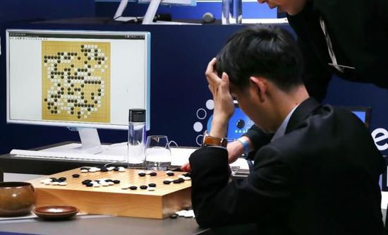 復(fù)盤階段李世石也在不停撓頭,。