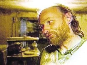 加拿大“豬場”殺手——羅伯特皮克頓　　現(xiàn)年58歲的皮克頓被捕前在溫哥華市附近經(jīng)營占地約7公頃的養(yǎng)豬場,，兼營汽車回收業(yè)務(wù),。警方2002年2月因懷疑皮克頓非法窩藏槍支,，在雨夜突擊搜查他的養(yǎng)豬場,但意外發(fā)現(xiàn)了一些人類遺體遭肢解的痕跡,隨之展開兇殺案調(diào)查,。