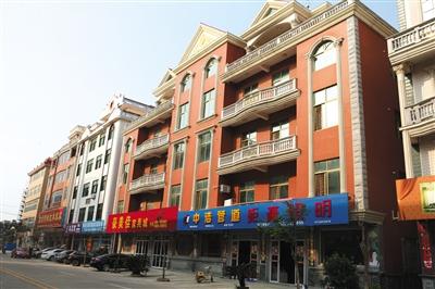 5月10日,，忠門鎮(zhèn)豪宅林立，不少人在豪宅一層租下門臉房，經營家具建材,。新京報記者 朱自潔 攝