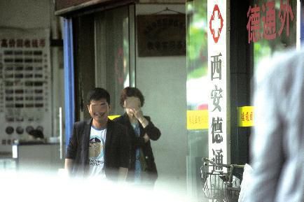被醫(yī)托哄騙的患者,，輕者毫無(wú)療效,，延誤病情；重者小病大治,，戕害生命。去年12月,，因月經(jīng)周期不準(zhǔn),，西北大學(xué)一名大二女生來(lái)到西安交大一附院，誰(shuí)知排隊(duì)候診時(shí),，被一名20歲左右的女醫(yī)托哄騙到長(zhǎng)安區(qū)某家民營(yíng)醫(yī)院治療,，結(jié)果經(jīng)一通掛號(hào)、檢查后,，居然還被要求做手術(shù),。最終，她把剛從學(xué)校領(lǐng)到的3000元獎(jiǎng)學(xué)金一下子花光了,。